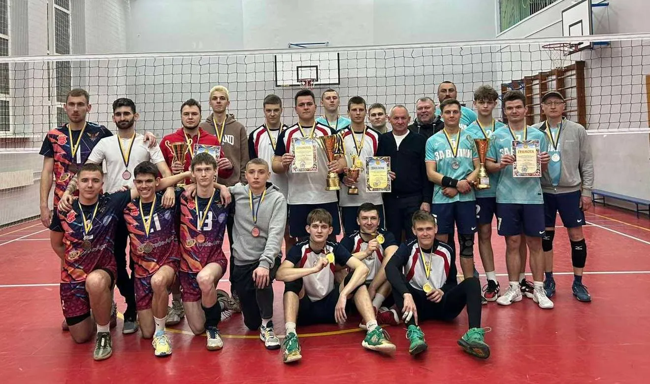 Фото Валківської міської ради Цей Кубок завершував складний волейбольний сезон у Валках. Участь у Кубку взяло 12 команд з Харківської та Полтавської областей.