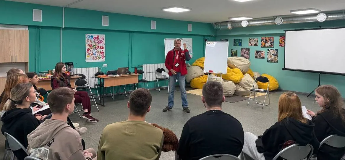 Дергачівська міська рада повідомляє про успішне проведення спеціального практичного тренінгу з надання першої домедичної допомоги для учасників місцевої Молодіжної ради. В умовах повномасштабної війни, постійних безпекових загроз та ризиків обстрілів прифронтової громади ці знання перетворилися з корисного хобі на критичну необхідність. Отримані навички допоможуть молодим активістам не розгубитися в екстреній ситуації та врятувати людське життя ще до приїзду бригади швидкої допомоги.