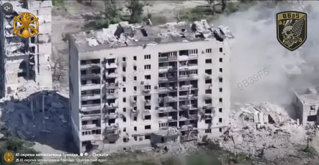Скриншот відео 41 ОМБр Бійці батальйону безпілотних систем 41 ОМБр знищують ворога в міській забудові Куп'янська на порталі Gromada Group