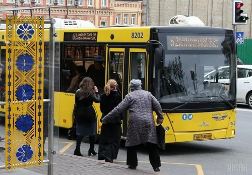 Українське законодавство гарантує пенсіонерам право не платити за громадський транспорт, але на практиці ця пільга дедалі частіше перетворюється на заплутаний квест. У 2026 році через тотальне впровадження є-квитків, жорсткі ліміти поїздок та свавілля приватних перевізників фраза «я просто покажу посвідчення» у багатьох містах більше не працює. Де саме літні люди мають беззаперечне право на безкоштовний проїзд, як цифровізація диктує свої умови та чому прифронтовий Харків став винятком правил?