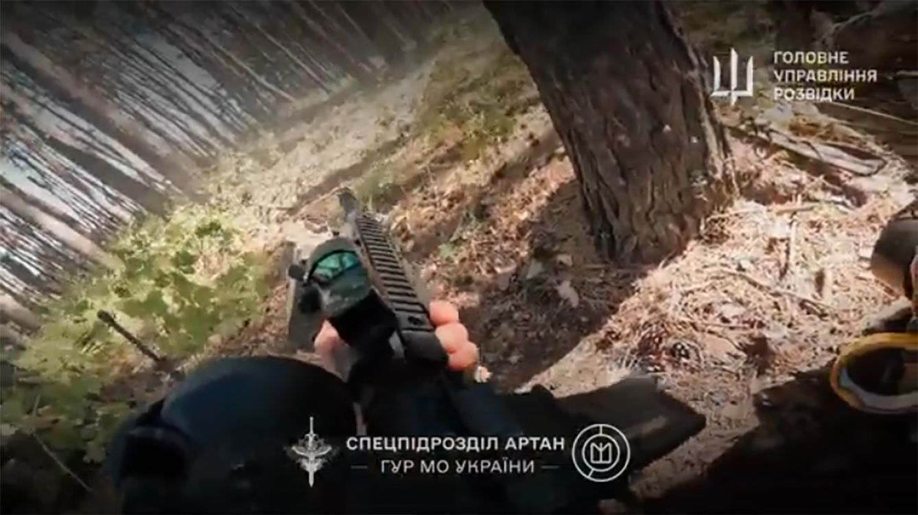 Скриншот з відео Біля Липців у лісі: як спецпризначенці «Артану» зачищали нори та тунелі окупантів в лісовому масиві на північ від села на порталі Gromada Group