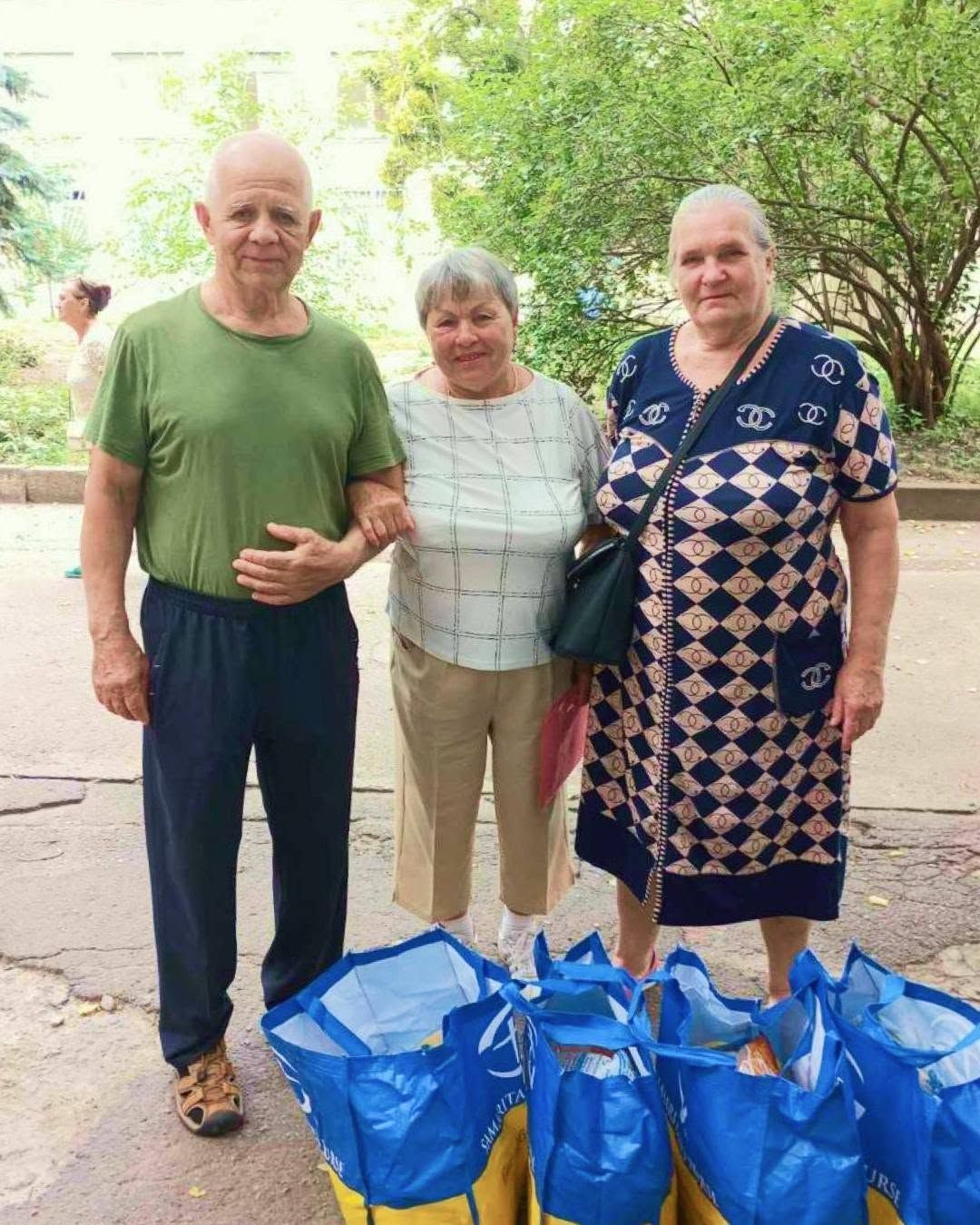 Гуманітарну підтримку в Липецькій громаді отримали 80 людей з інвалідністю III групи: їм передали продуктові сумки - фото 1