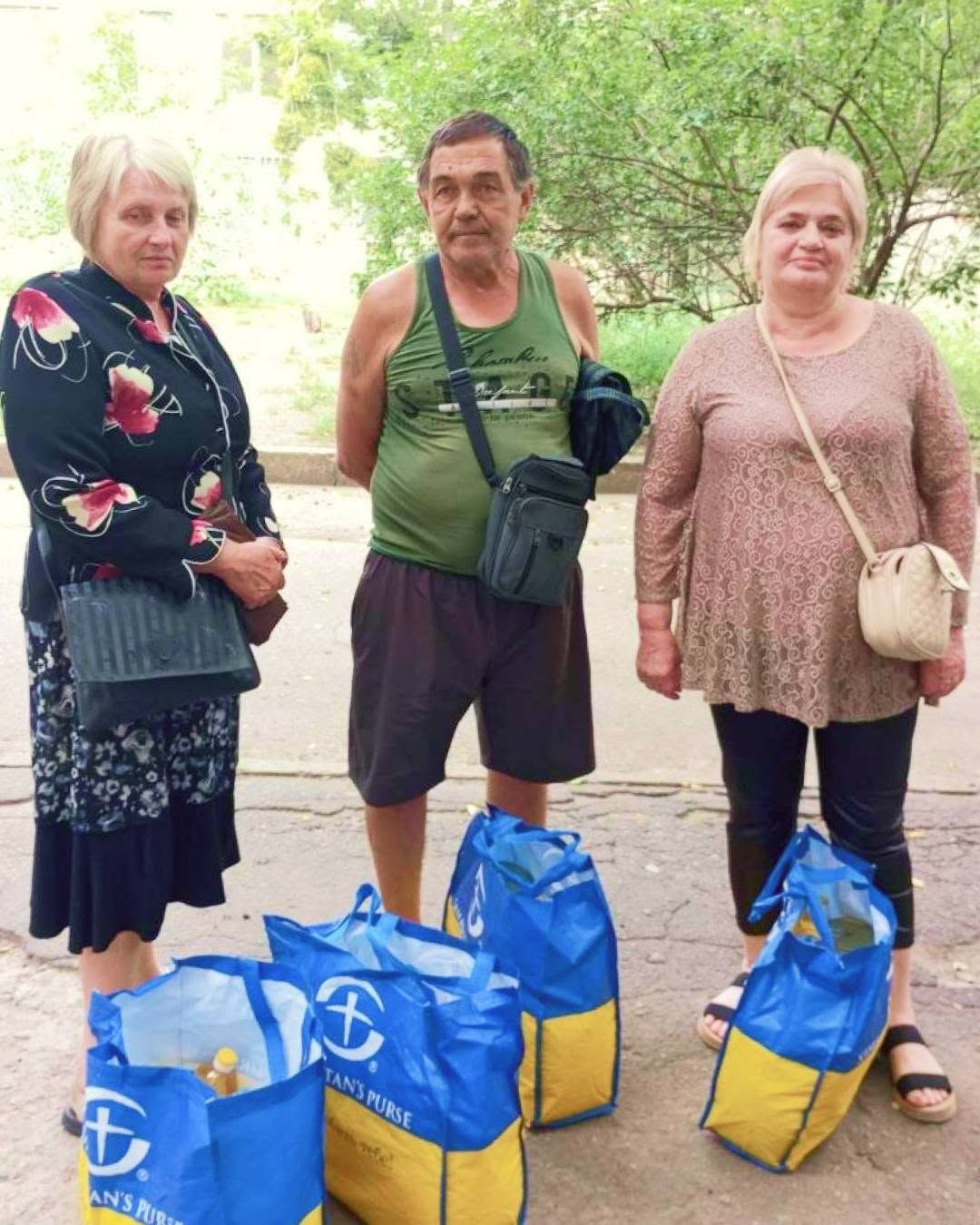 Гуманітарну підтримку в Липецькій громаді отримали 80 людей з інвалідністю III групи: їм передали продуктові сумки - фото 3