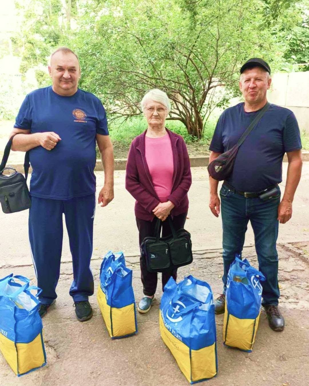 Гуманітарну підтримку в Липецькій громаді отримали 80 людей з інвалідністю III групи: їм передали продуктові сумки - фото 4