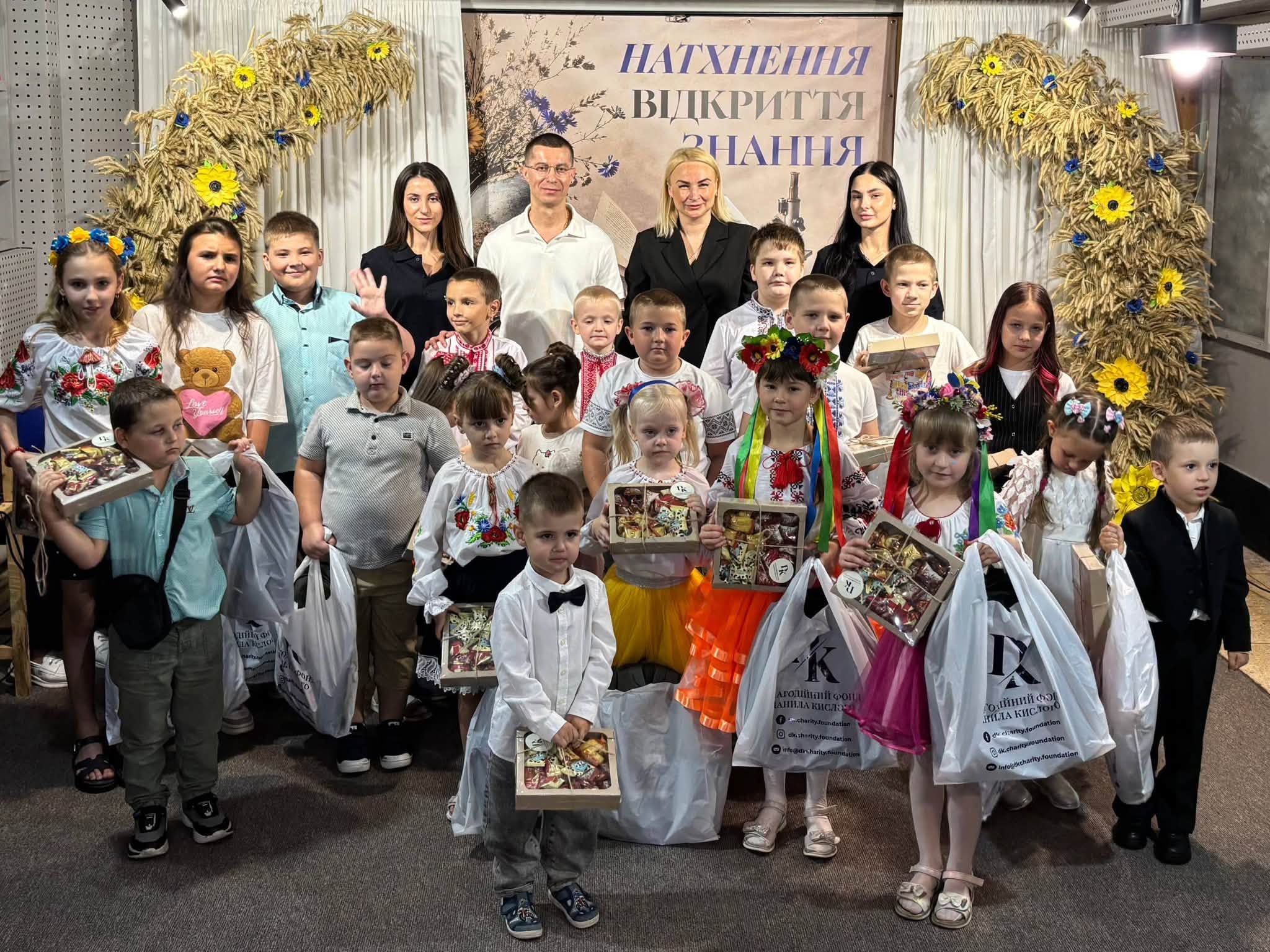 Посіпака на святі до Дня знань: дітей Липецької громади розважав український Міньйон, педагогам вручили Подяки нардепа Євгена Пивоварова - фото 1