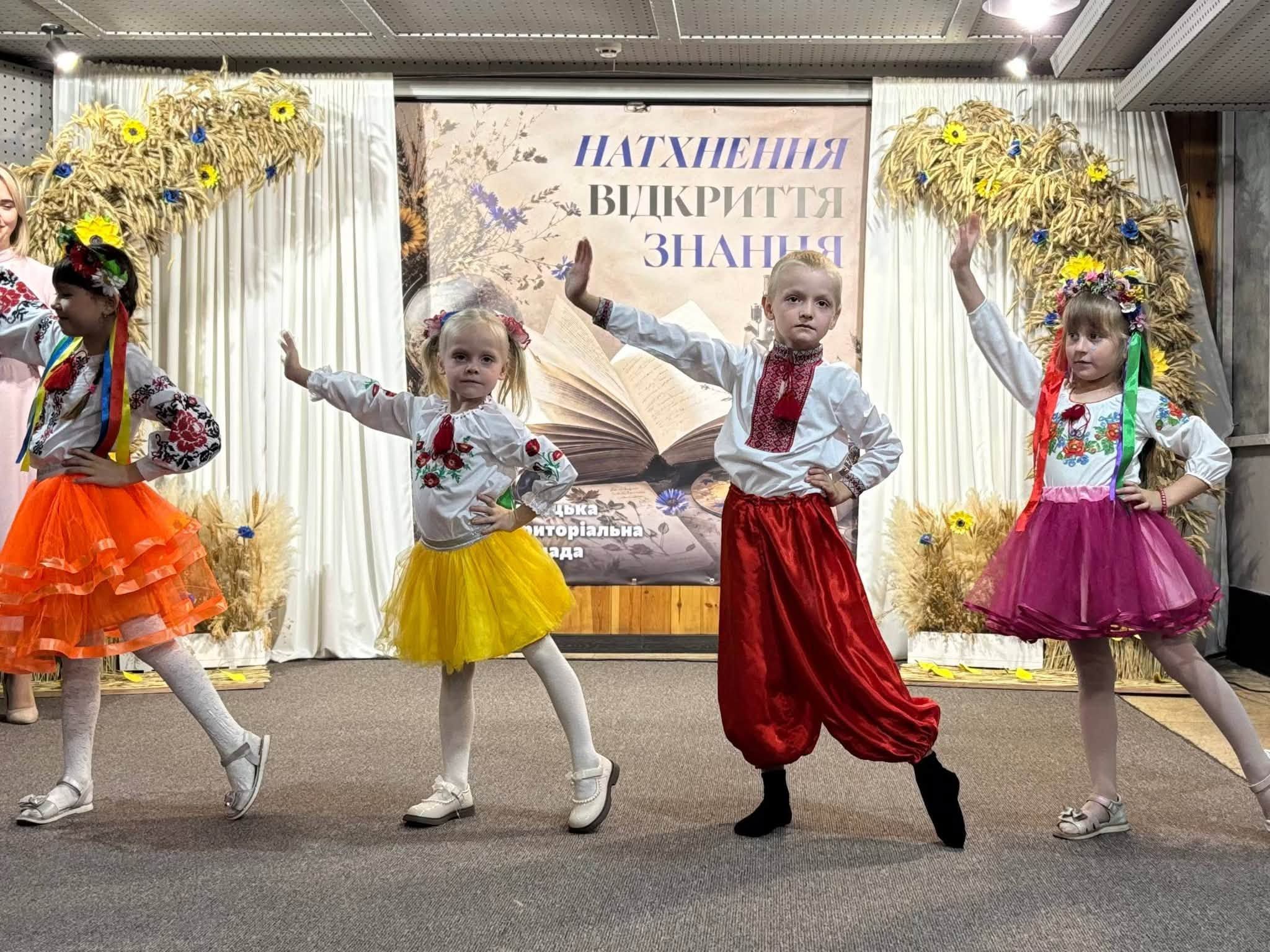 Посіпака на святі до Дня знань: дітей Липецької громади розважав український Міньйон, педагогам вручили Подяки нардепа Євгена Пивоварова - фото 4