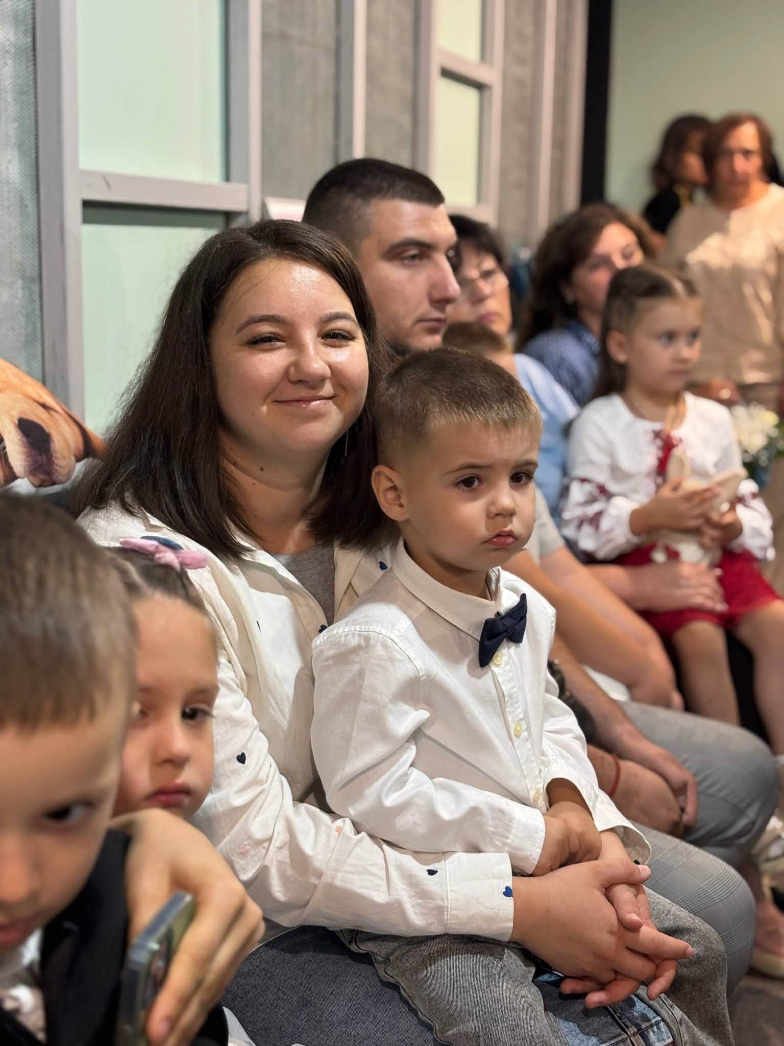 Посіпака на святі до Дня знань: дітей Липецької громади розважав український Міньйон, педагогам вручили Подяки нардепа Євгена Пивоварова - фото 7