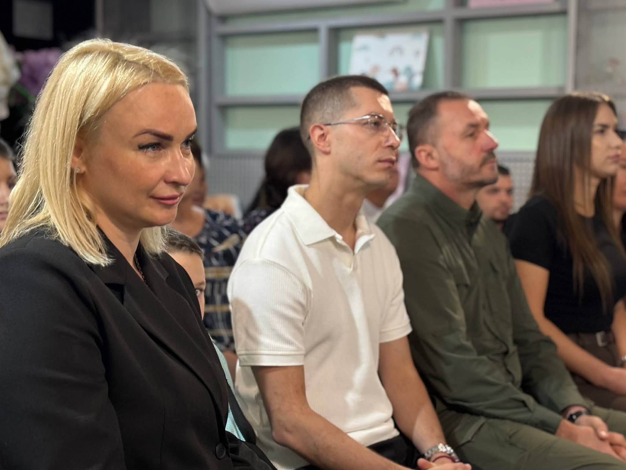 Посіпака на святі до Дня знань: дітей Липецької громади розважав український Міньйон, педагогам вручили Подяки нардепа Євгена Пивоварова - фото 8