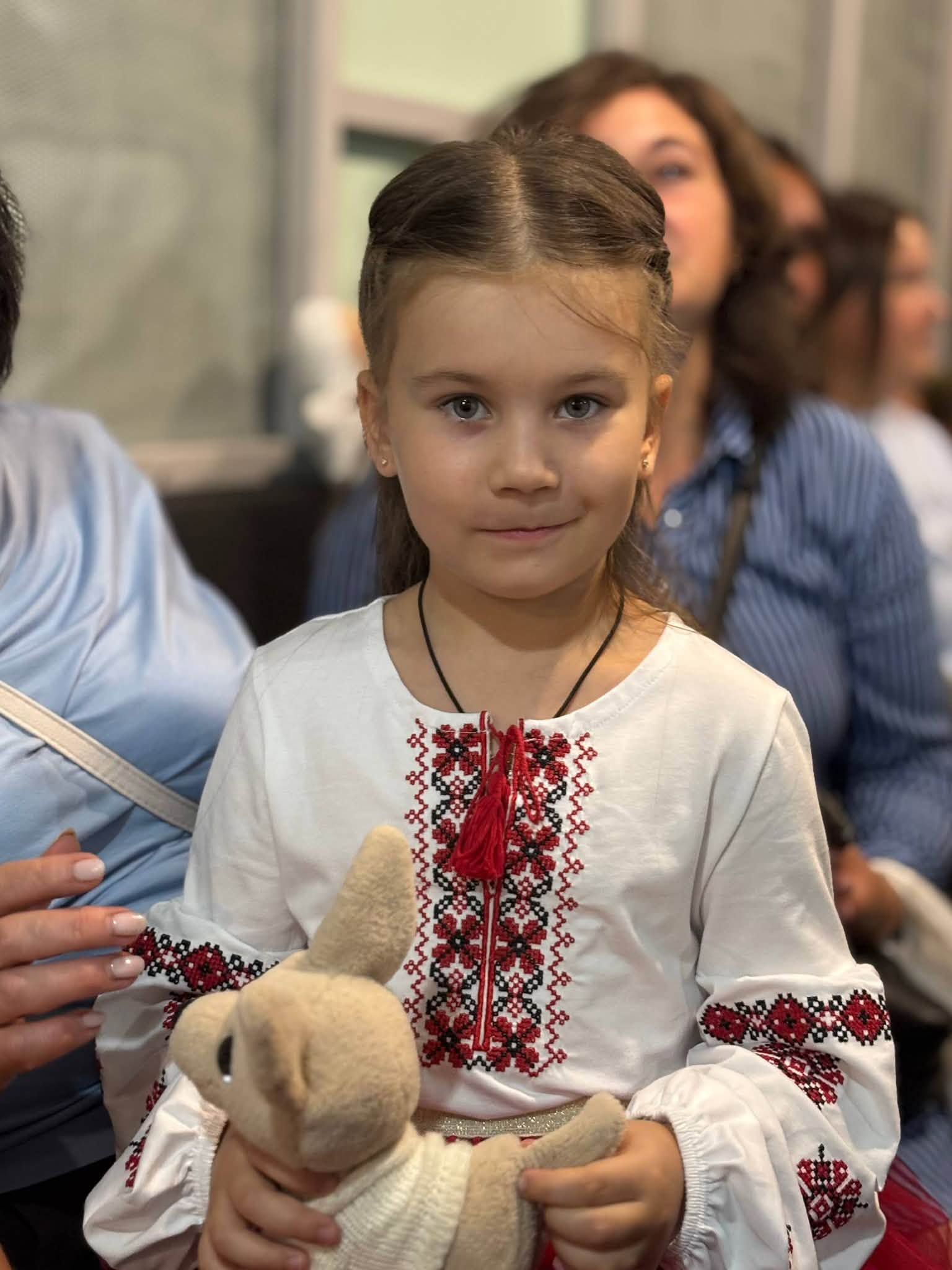 Посіпака на святі до Дня знань: дітей Липецької громади розважав український Міньйон, педагогам вручили Подяки нардепа Євгена Пивоварова - фото 9