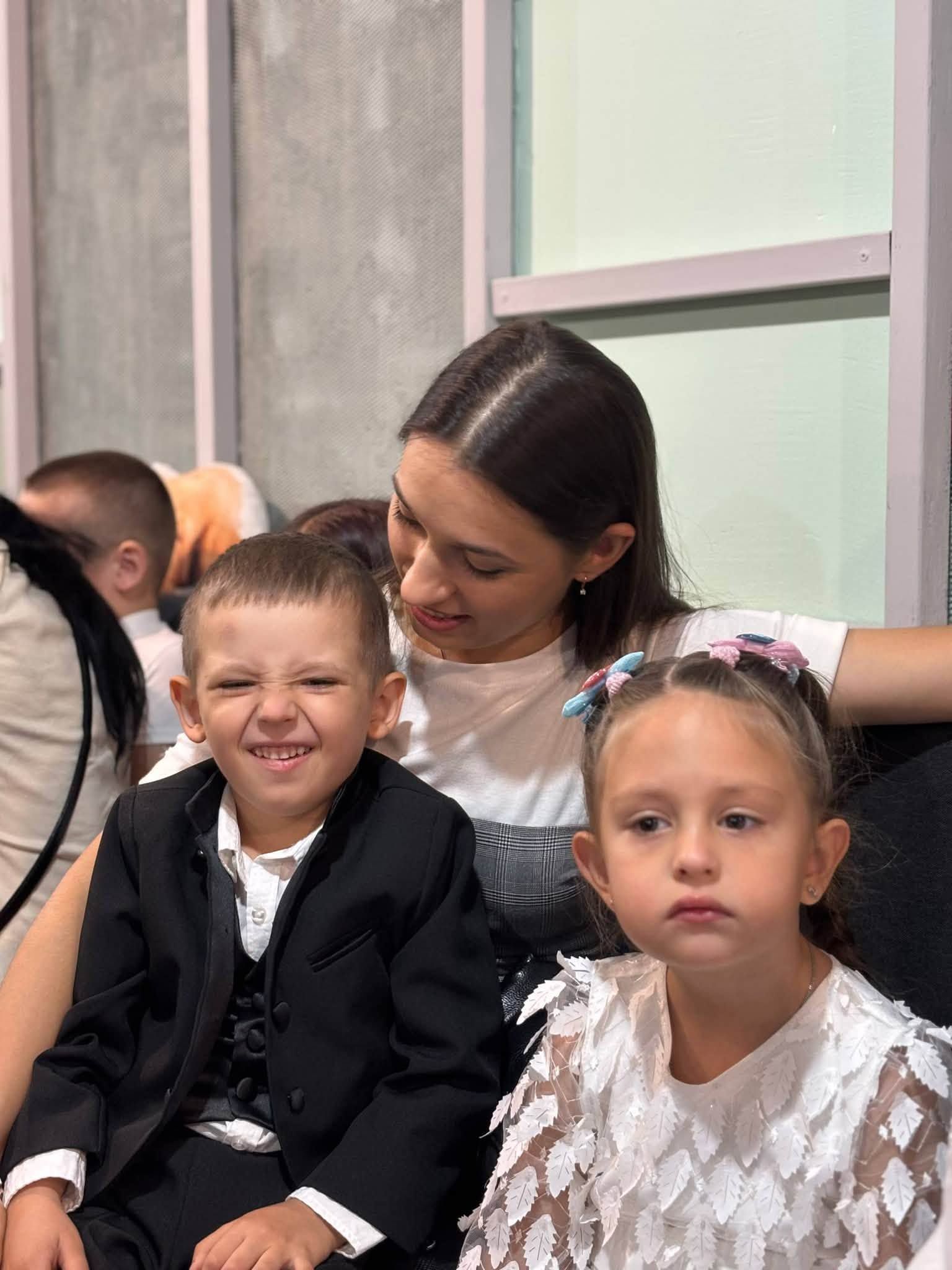 Посіпака на святі до Дня знань: дітей Липецької громади розважав український Міньйон, педагогам вручили Подяки нардепа Євгена Пивоварова - фото 11