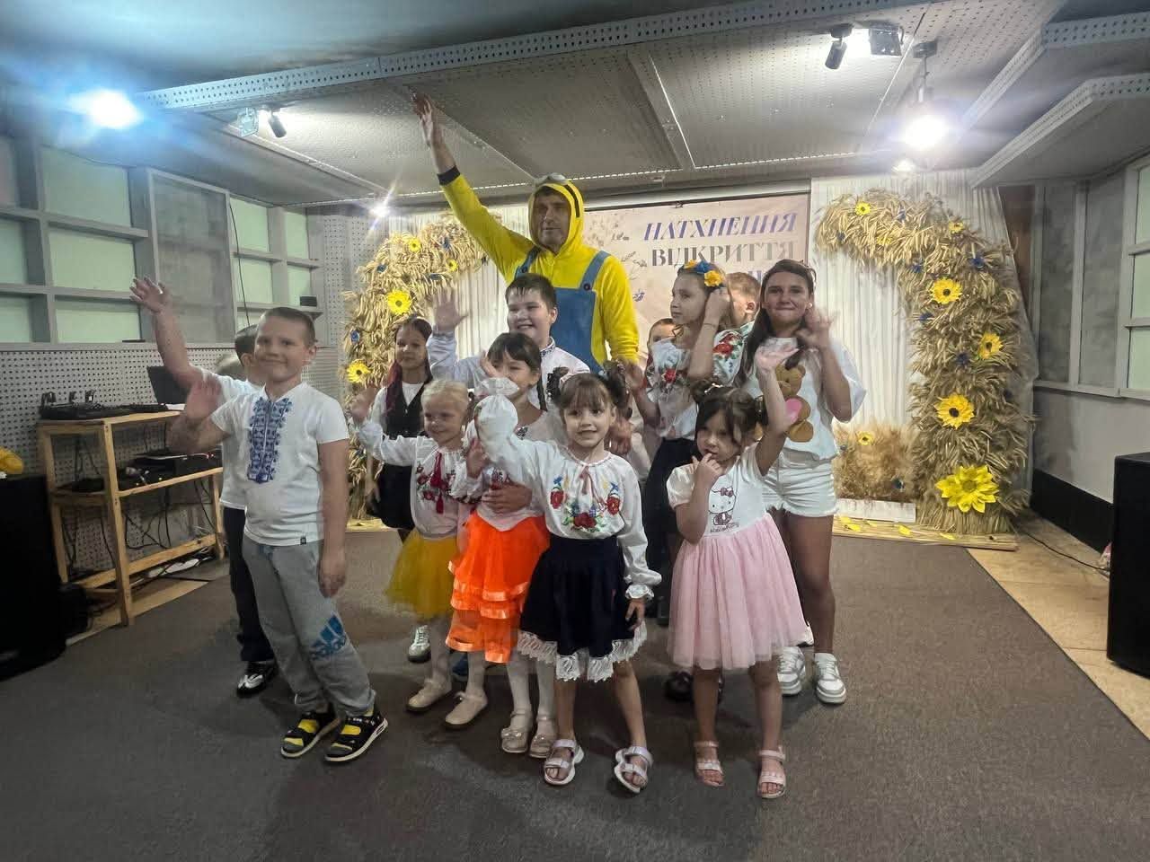 Посіпака на святі до Дня знань: дітей Липецької громади розважав український Міньйон, педагогам вручили Подяки нардепа Євгена Пивоварова - фото 12