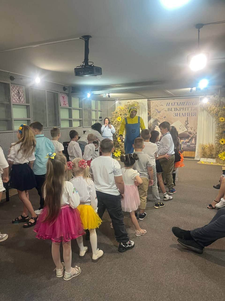 Посіпака на святі до Дня знань: дітей Липецької громади розважав український Міньйон, педагогам вручили Подяки нардепа Євгена Пивоварова - фото 13