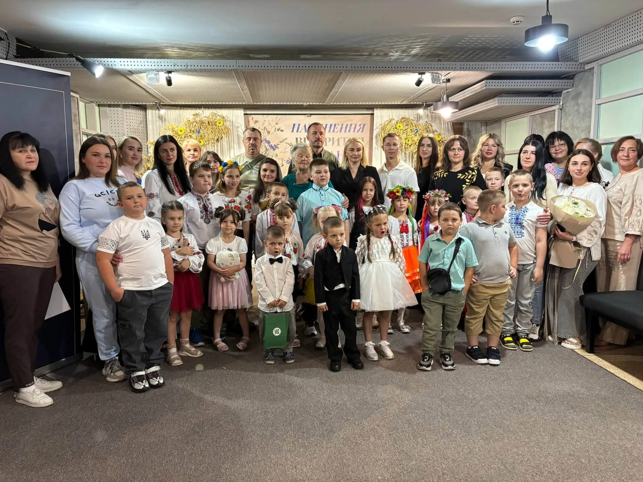 фото: Відділ освіти Липецької сільської ради Посіпака на святі до Дня знань: дітей Липецької громади розважав український Міньйон, педагогам вручили Подяки нардепа Євгена Пивоварова на порталі Gromada Group