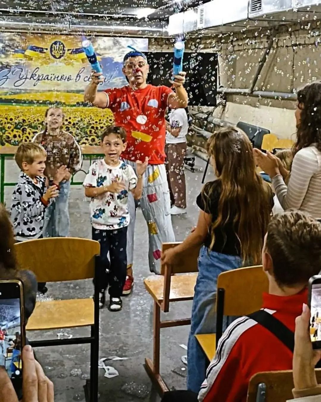 Діти з Ізюмської громади знову вдалося зустрітися з відомим італійським артистом Марком Родарі - фото 8
