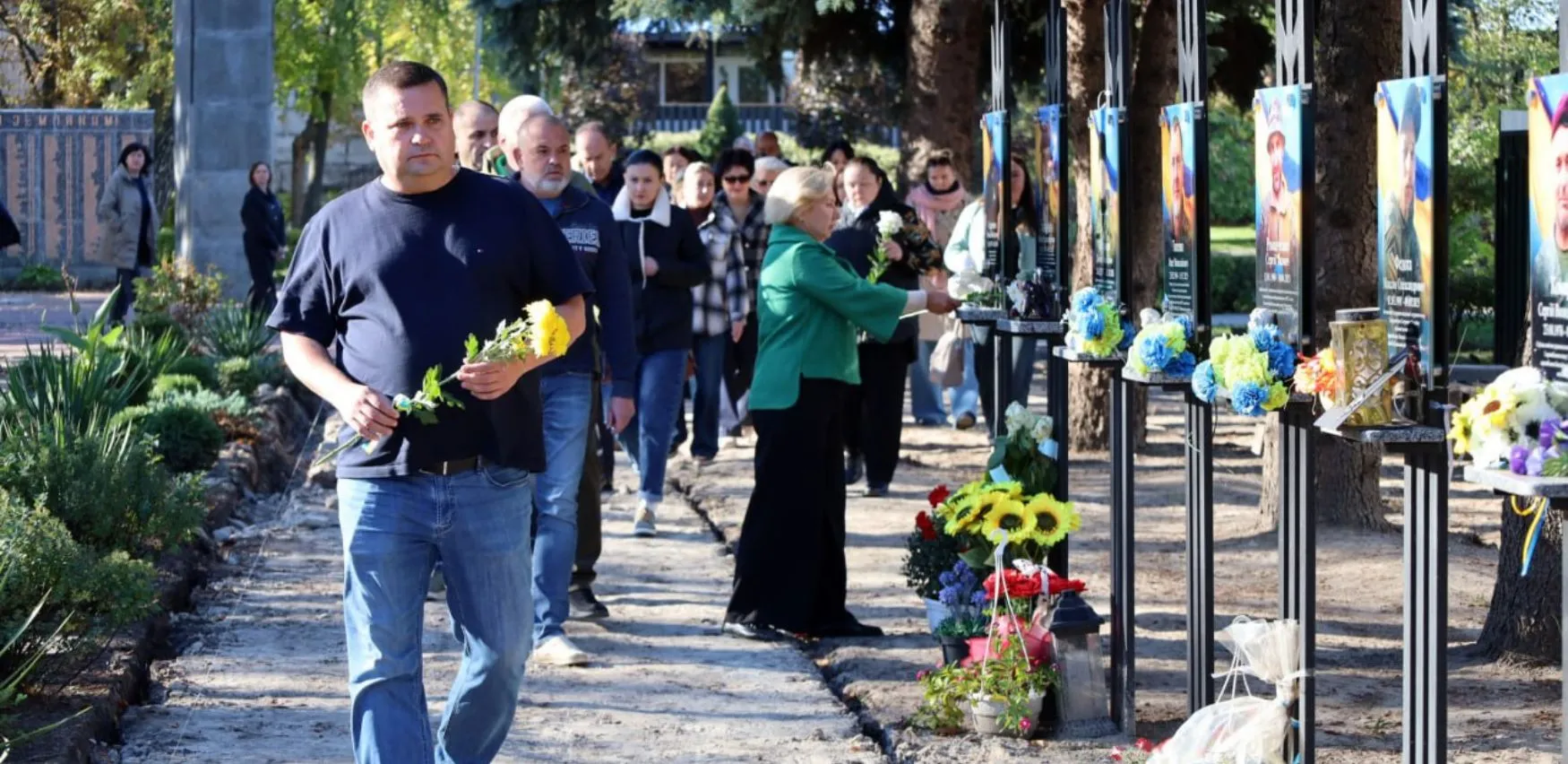 Фото: Зміївська міська рада У Зміївській громаді вшанували пам’ять загиблих Захисників і Захисниць на порталі Gromada Group