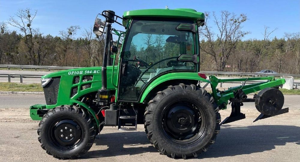 Світлини: Борівська селищна рада, проект "Пліч-о-пліч" Комунальники Борівської громади отримали новий трактор на порталі Gromada Group