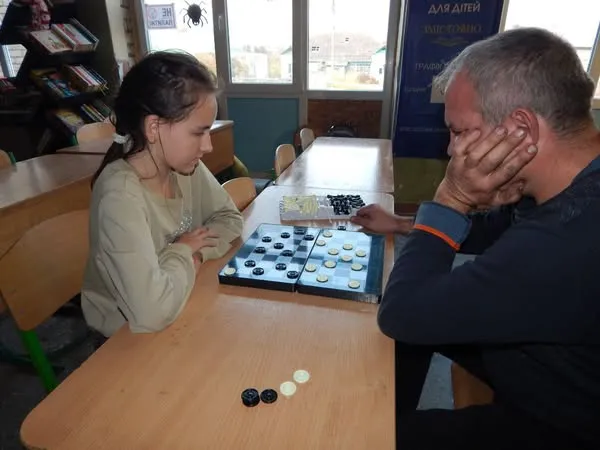 Фото: Ізюмська міська рада Грають у шахи з дітьми під час повітряних тривог. В Ізюмі працює освітній центр "Змістовно" для дітей. на порталі Gromada Group