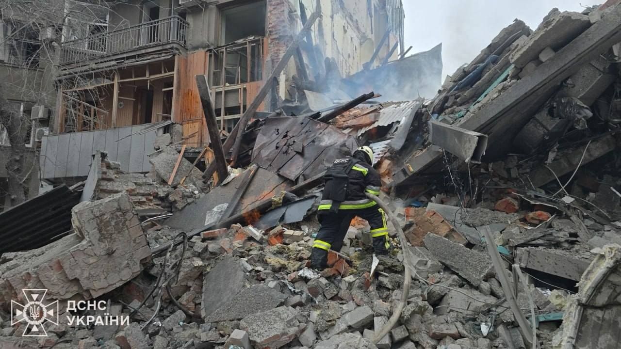 Удар російськими ракетами по житловому будинку у Харкові: є постраждалі і руйнування на порталі Gromada Group