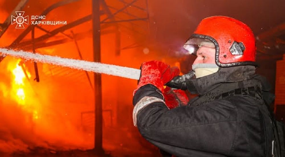 Світлини: ХОВА, ДСНС, Національна поліція Минулої доби ворожі обстріли спричинили масштабну пожежу в Харкові, в області є поранені на порталі Gromada Group