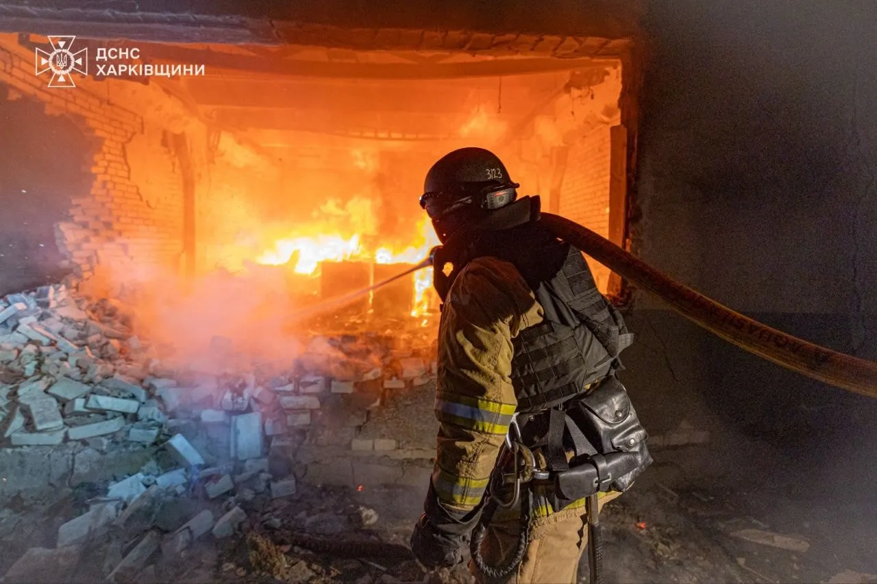Фото ГУ ДСНС України у Харківській області В ДСНС показали наслідки російського обстрілу Харкова в ніч проти 2 квітня (ФОТО ВІДЕО на порталі Gromada Group