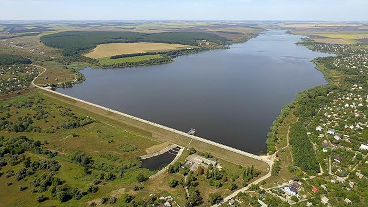 Скриншот з відео: https://youtu.be/vdI_V02rZY0 Трав’янське водосховище повільно витекло: що відомо на порталі Gromada Group