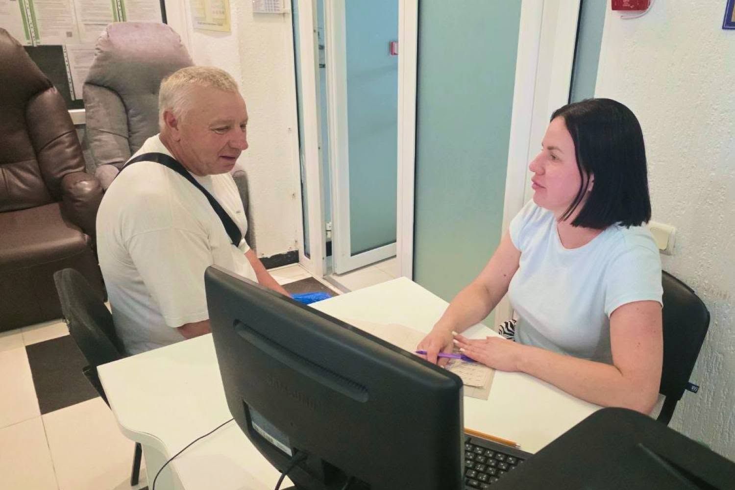 Пенсії, соцвиплати та оформлення документів: у Липецькій громаді фахівчиня Пенсійного фонду провела черговий прийом жителів - фото 1