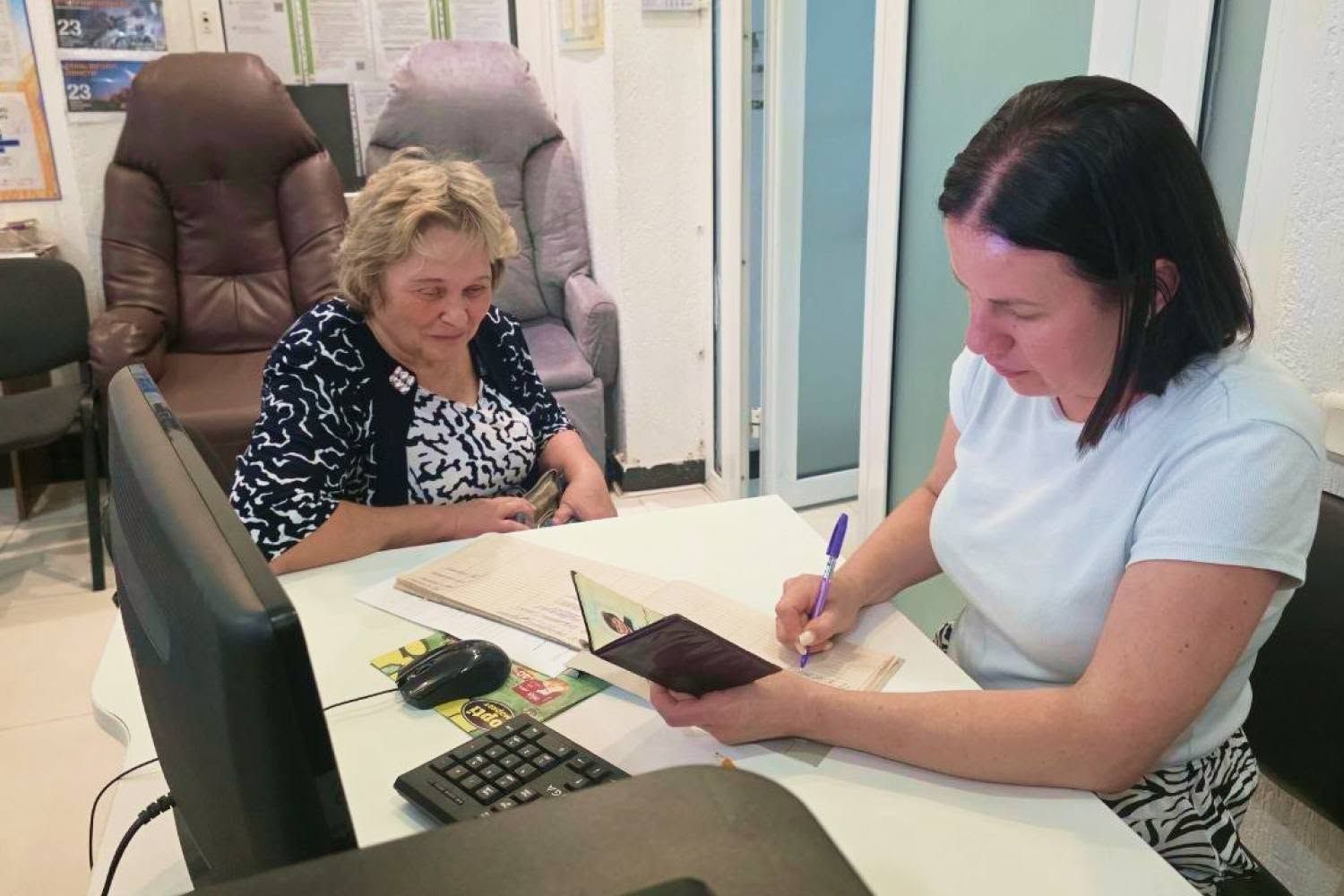 Пенсії, соцвиплати та оформлення документів: у Липецькій громаді фахівчиня Пенсійного фонду провела черговий прийом жителів - фото 2