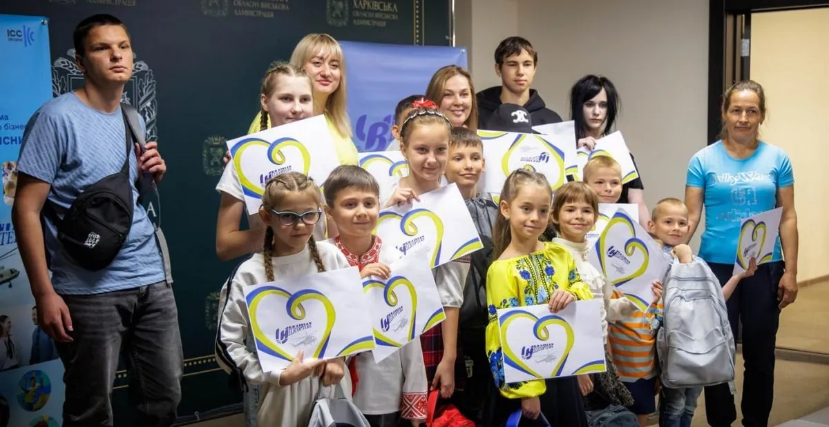 За сприяння Харківської ОВА у громадах області триває підтримка дітей полеглих Захисників і дітей-сиріт Напередодні нового навчального року 21 дитина з числа дітей-сиріт та дітей, позбавлених батьківського піклування, чиї батьки (або один із батьків) були військовослужбовцями й загинули, отримали подарунки та сертифікати мережі «Епіцентр» номіналом 5 000 гривень від авіакомпанії «Українські вертольоти» — ініціатора благодійної платформи «Дітям наших Захисників».