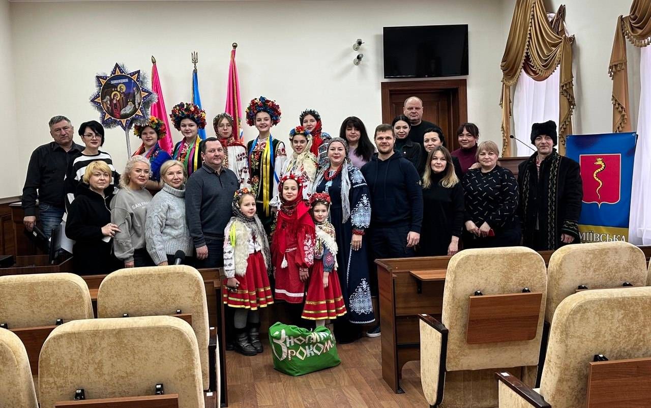 Щедрувальники привітали з різдвяними та новорічними святами працівників зміївських організацій на порталі Gromada Group