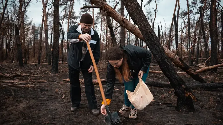 ‘The forest will survive’. у Харкові відновлюють знищений війною Журавлівський ліс- The Guardian на порталі Gromada Group