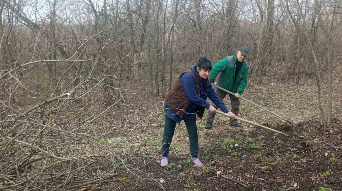 Попри непросту безпекову ситуацію, мешканці Нової Козачі не полишають думати про своє село. Вони вкотре організували толоку, щоб прибрати територію біля залізничної платформи. Це місце є важливим для всього села: тут щодня проходять люди, приїжджають потяги, і саме тут формується перше враження про громаду. Саме тому місцеві жителі не чекають, поки хтось зробить це за них, а беруть ініціативу у свої руки.