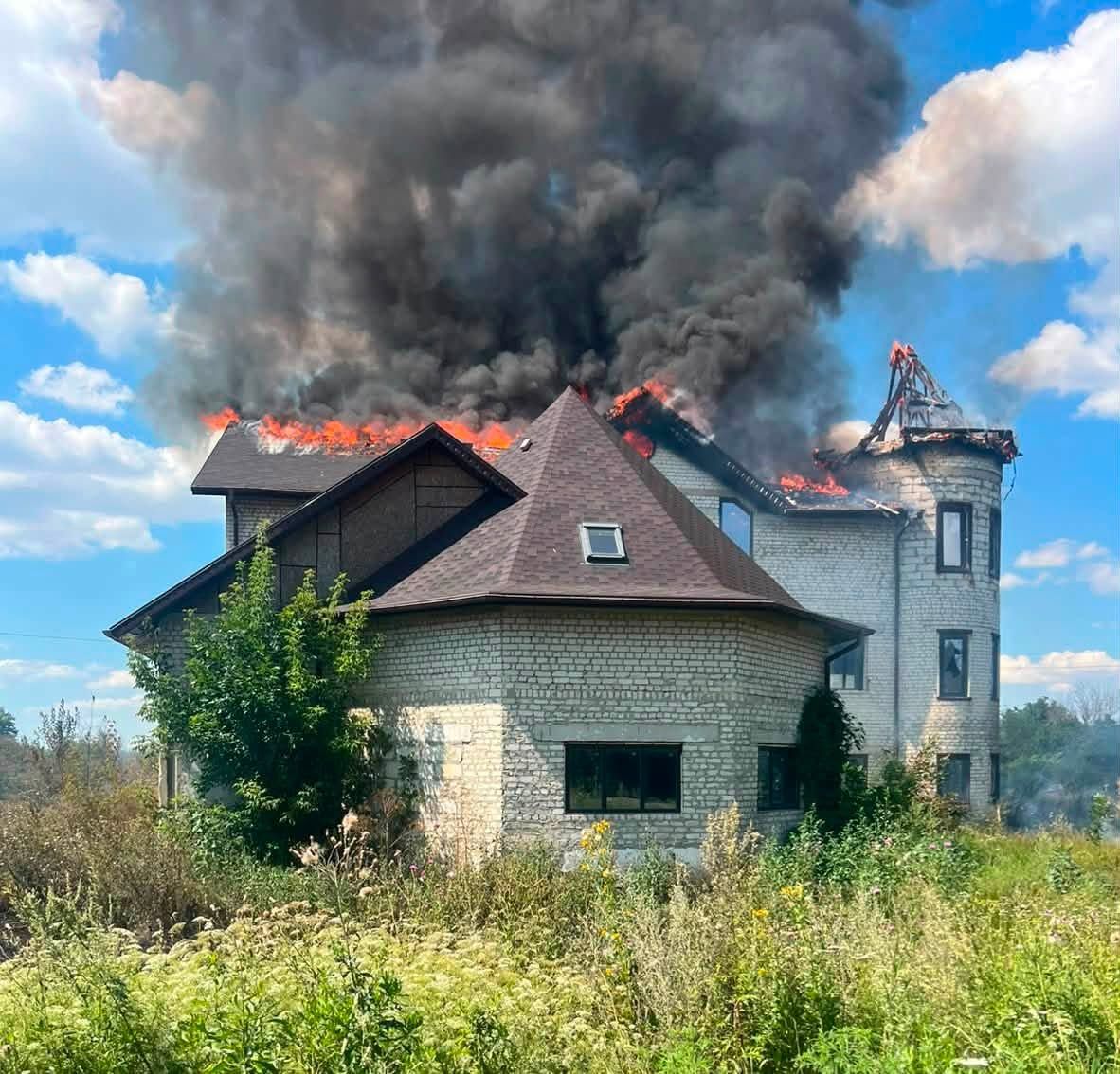 Окупанти вдарили FPV дронами по поліцейських автомобілях, що здійснювали евакуацію з Вільхуватської громади - фото 1