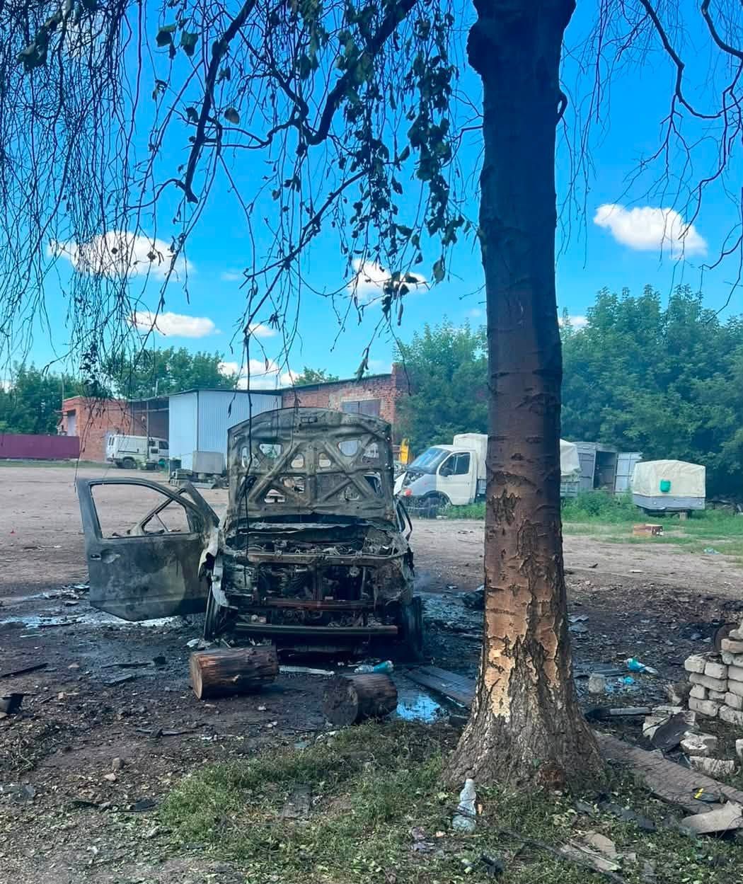 Окупанти вдарили FPV дронами по поліцейських автомобілях, що здійснювали евакуацію з Вільхуватської громади - фото 2