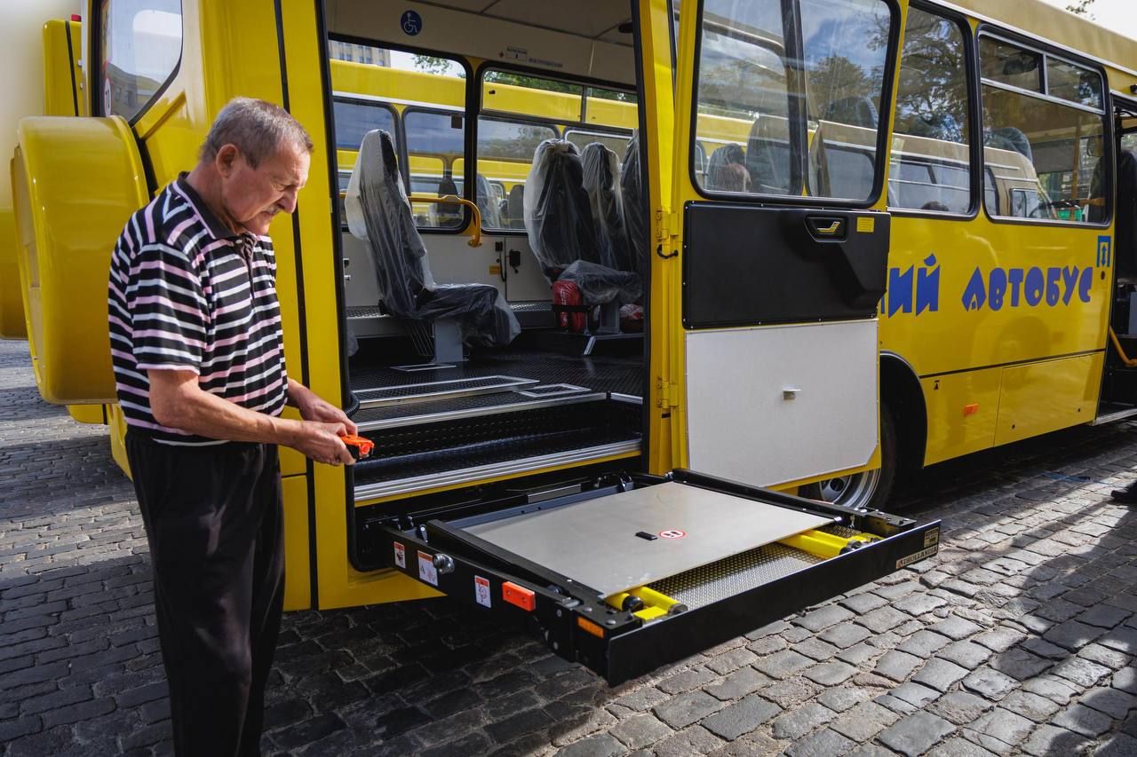 Громади Харківської області отримали шість нових шкільних автобусів – Олег Синєгубов - фото 1