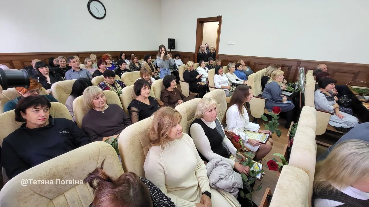 Фото: Тетяна Логвіна У Змієві привітали освітян з професійним святом на порталі Gromada Group
