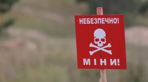 Сьогодні вранці у Безруках Дергачівської громади двоє людей зазнали поранень внаслідок вибуху невідомого предмету.