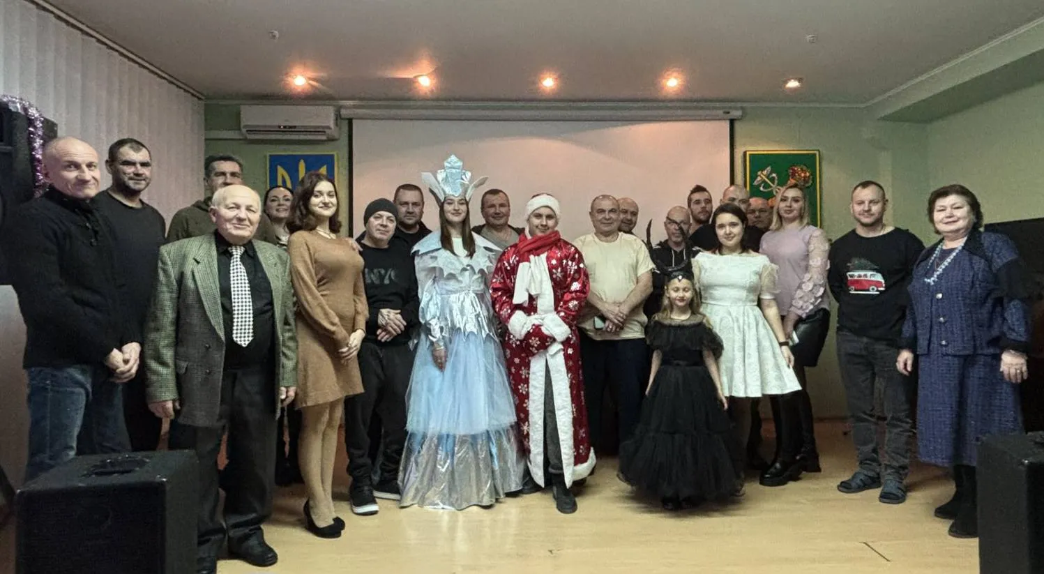 Фото КЗ "Валківський народний дім "Іскра" Зірки КЗ "Валківський народний дім "Іскра" зворушили серця наших героїв, подарувавши їм святковий концерт у шпиталі. Щирі виступи аматорів створили атмосферу радості й тепла, піднявши настрій кожному глядачеві. Разом із артистами захисники співали улюблені пісні, аплодували та навіть підтанцьовували. Це був вечір, сповнений емоцій, який нагадав усім присутнім, що підтримка, доброта та спільна радість мають велику силу!