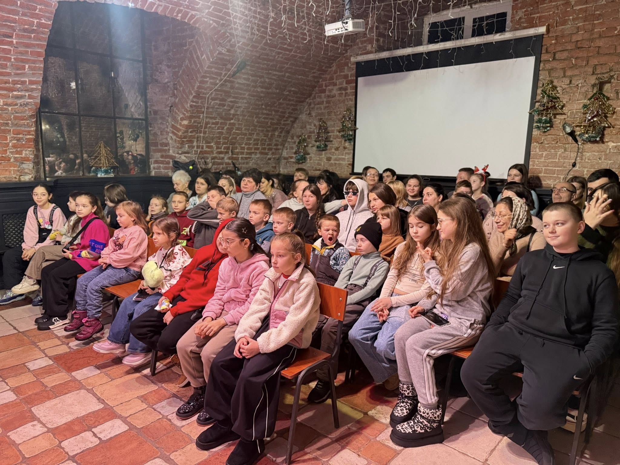 «Усі миші люблять сир»: діти Липецької громали переглянули виставу до новорічних свят на порталі Gromada Group