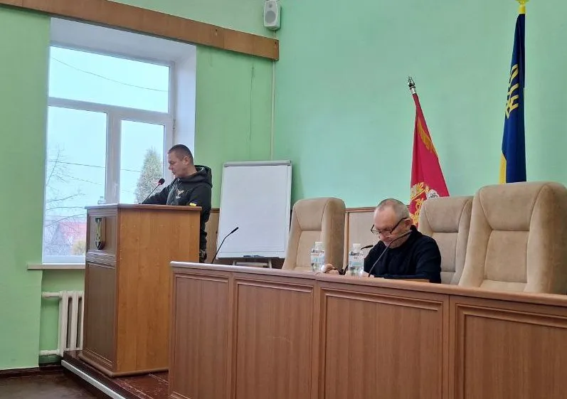 Фото Валківської міської ради На апаратній нараді міський голова Валерій Скрипніченко офіційно представив обраного голову нової громадської організації «Валківська спілка ветеранів війни» Сергія Лічного.