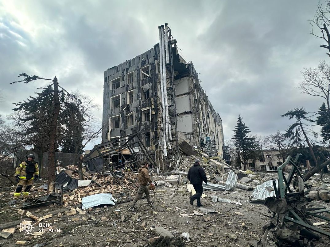 Фото: ДСНС України П'ятеро людей загинули внаслідок російського ракетного удару по адміністративним будівлям на порталі Gromada Group