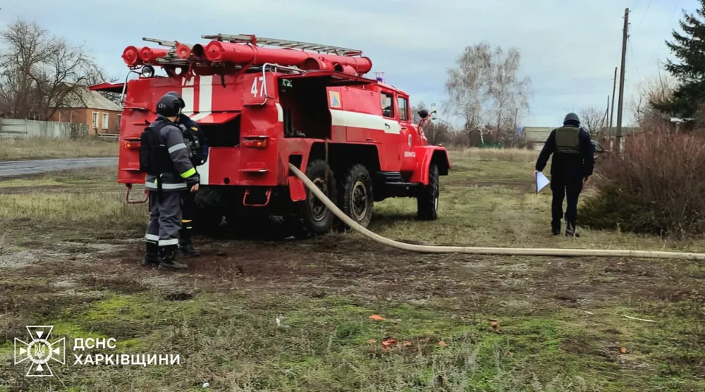 Світлини: ГУ НП У в ХО, ДСНС, ХОВА Минулої доби ворог полював на поліцію, швидку допомогу та комунальників, евакуація з Борівської громади триває на порталі Gromada Group