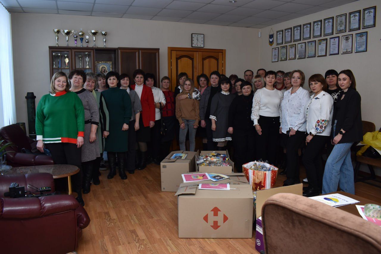 Фото: Освіта, молодь та спорт Краснокутщини Проєкт "Вільна": освітяни Краснокутської громади передали італійським партнерам майже 600 ляльок-волонтерок на порталі Gromada Group