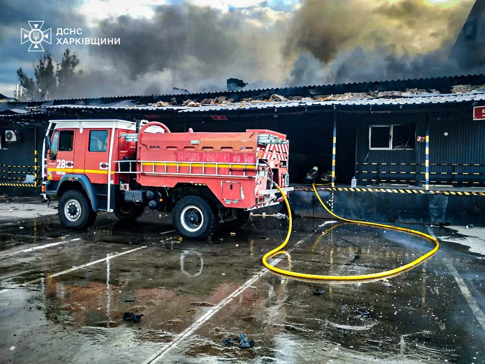 Фото: ДСНс Харківщини В Ізюмі окупанти знищили відділення і депо Нової пошти, у Левківці навчальний заклад і адміністративну будівлю на порталі Gromada Group