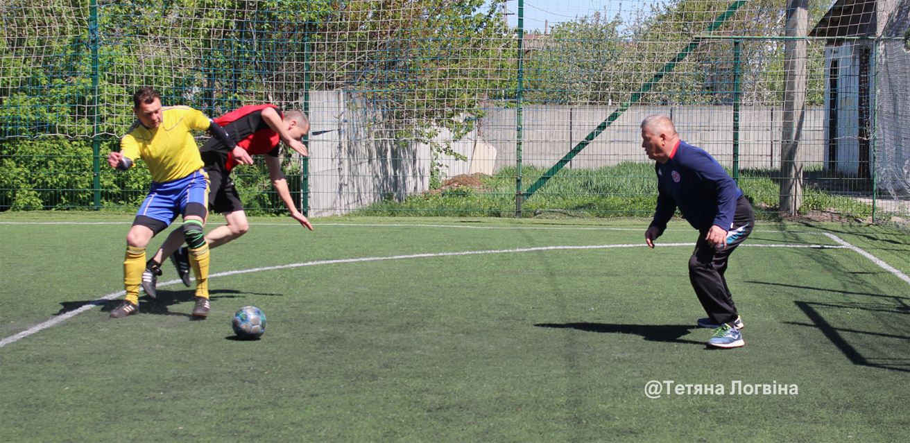 Футбол у Змієві: Завершився груповий раунд, але хто з ким гратиме у фіналі, ще невідомо на порталі Gromada Group