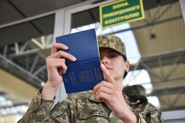 Світлина: Центр громадського моніторингу та контролю, фейсбук Щоб не втратити випускників: у Верховній Раді можуть дозволити виїзд за кордон чоловікам до 24 років на порталі Gromada Group