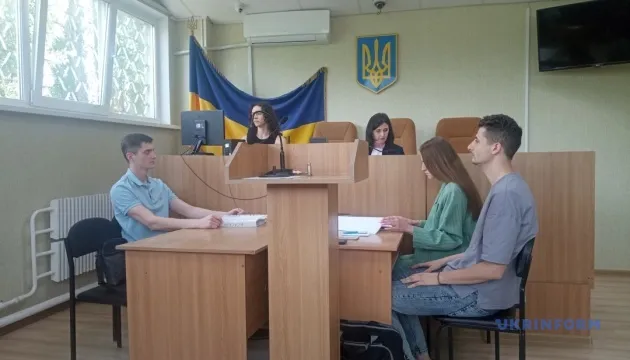 У Харкові відклали засідання суду у справі про побиття учителя співробітником ТЦК на порталі Gromada Group