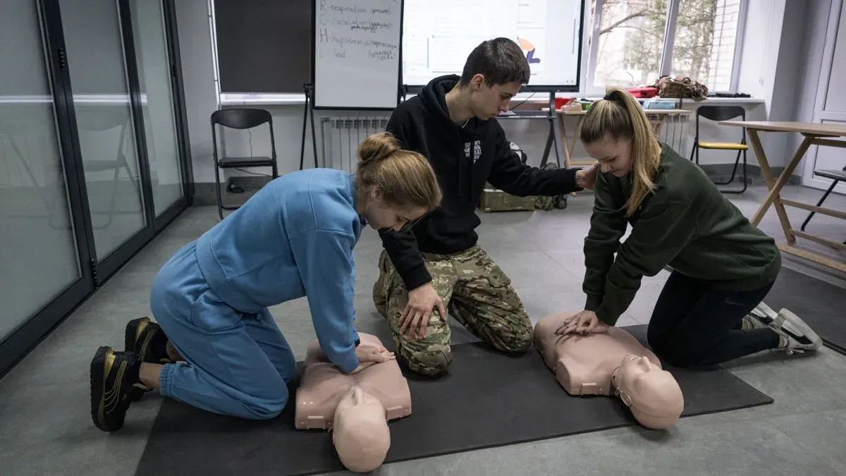 Харківщина оновлює підхід до викладання предмета «Захисту України» за інноваційним проєктом МОН, фокусуючись на якісній практиці для учнів. У межах реалізації освітнього проєкту передбачена комплексна трансформація та апробація нової моделі викладання відповідно до вимог Державного стандарту профільної середньої освіти.