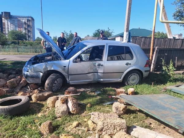 Поліцейські зафіксували чергове порушення ПДР: у Сахновщині нетверезий водій в’їхав у паркан на порталі Gromada Group