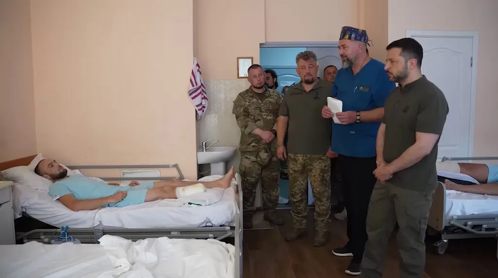 Зеленський у Харкові відвідав поранених військових та вручив державні нагороди на порталі Gromada Group