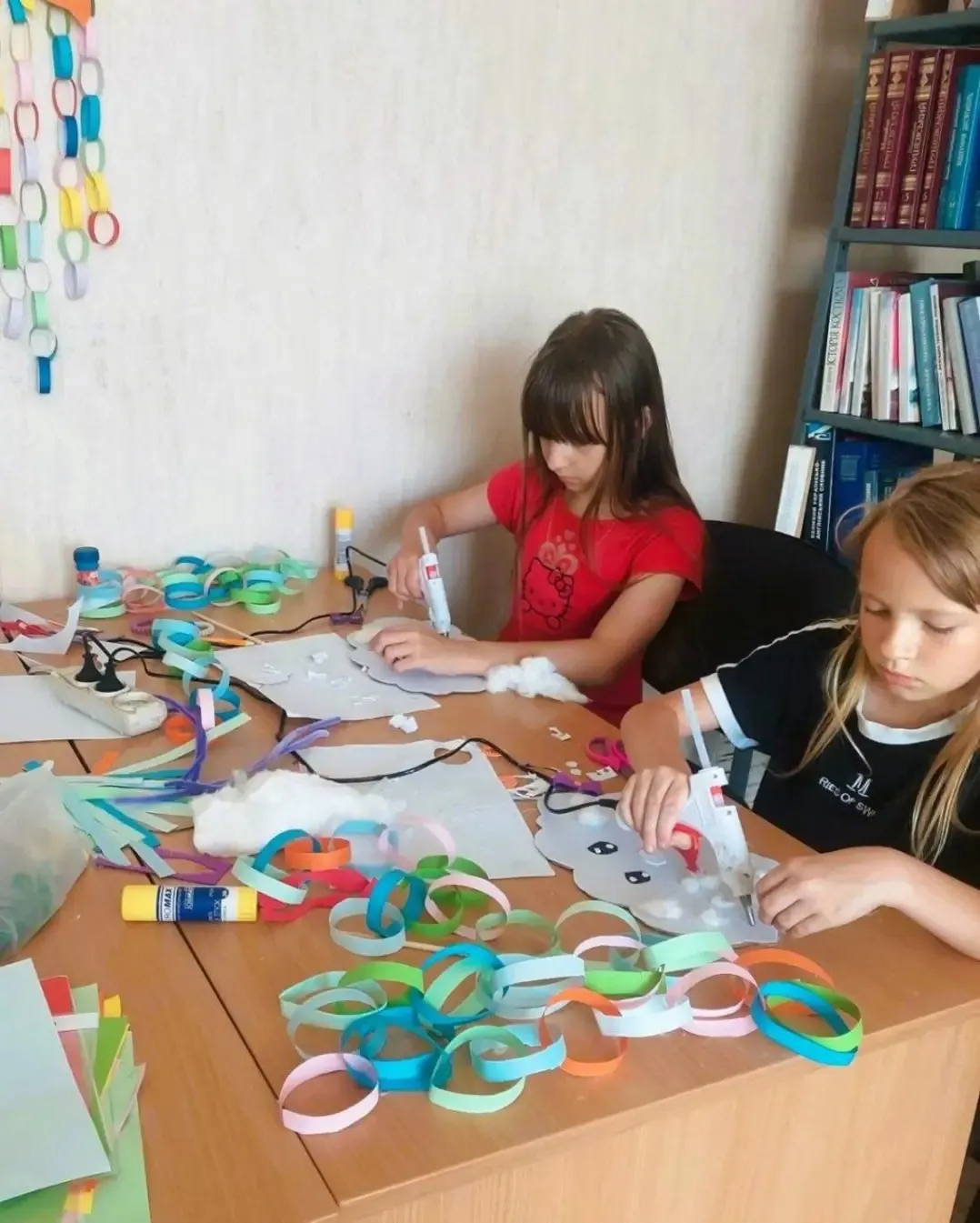 У Бабенківській  сільській бібліотеці юні читачі власноруч створювали хмаринки, що приносять гарний настрій  на порталі Gromada Group